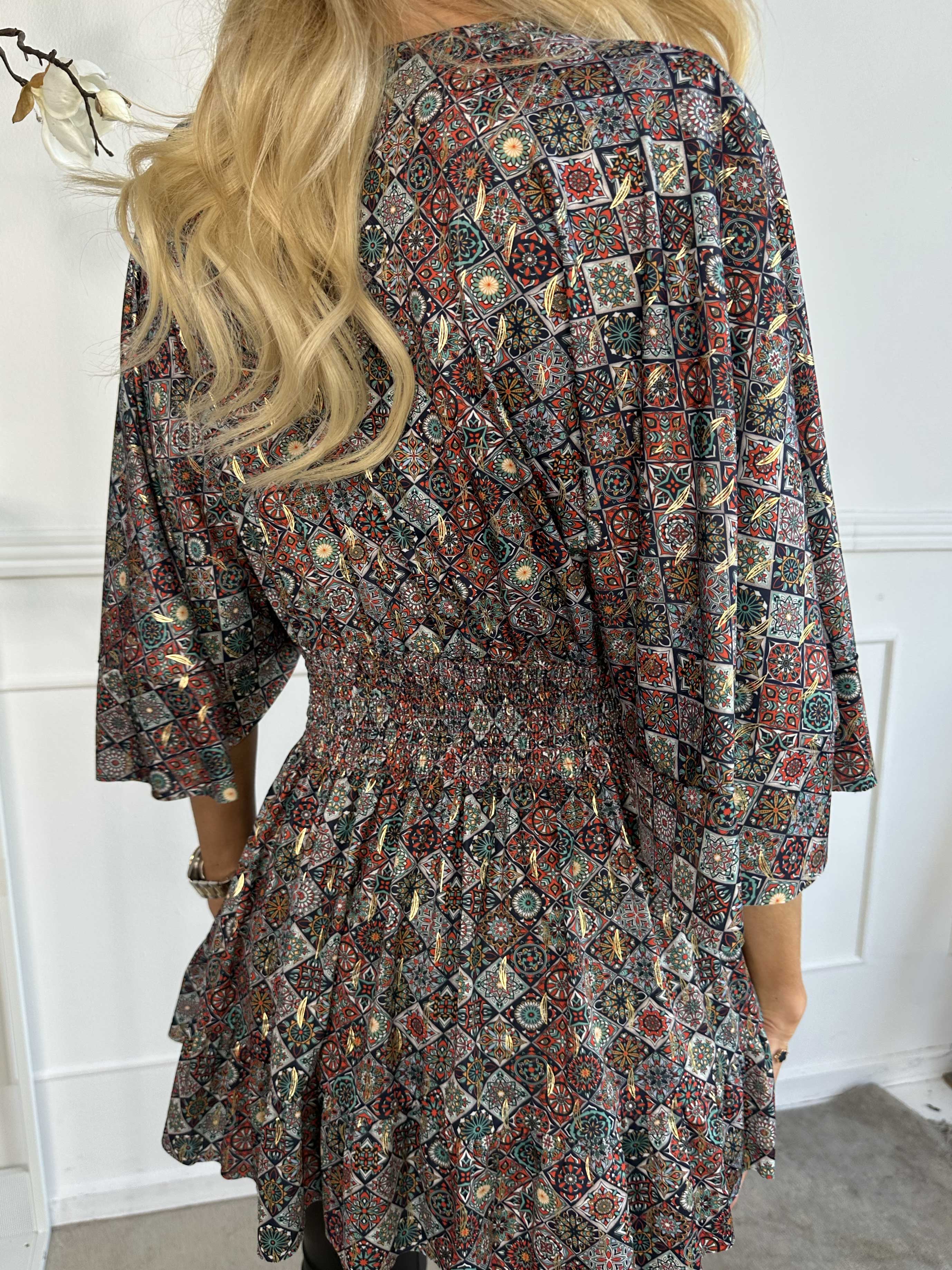 Pamela Mosaic Shirt - Elastisk tunika med smock och volanger